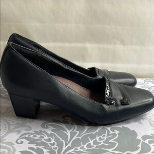 Clarks Everyday Leather upper Women's Navy Size 8 1/2 M
